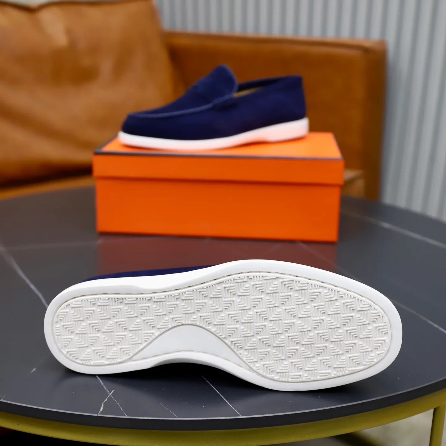 Ex-factory price: 540💰Hermès/Hermès slip-on men's shoes. This shoe is made of imported cow suede leather, with simple and smooth lines, and a 3CM rubber foam ultra-light sole combined with aerodynamic design! Youthful and fashionable, H button decoration, contrasting leather embellishment on the heel, calf lining to gently wrap your feet, with embossed logo cowhide feet, leather rock strips, casual and urban style, highlighting youthful vitality, sports and leisure version, super versatile Size number: 38-39-40-41-42-43-44 Standard leather shoe size (45 can be customized but does not support returns)
